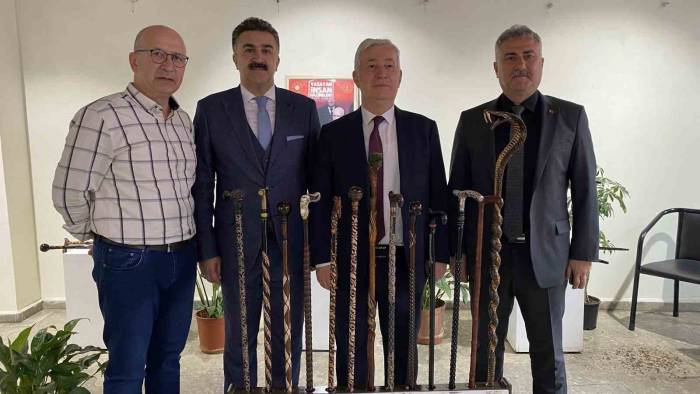 Yaşayan İnsan Ödülünü Alan Sanatçı Sergi Açtı