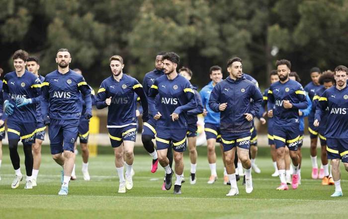 Fenerbahçe, Tesislerde Kampa Girdi