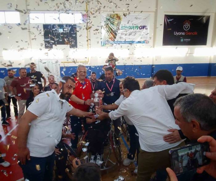 Amedspor Tekerlekli Sandalye Basketbol Takımı Şampiyonluk Kupasını Aldı