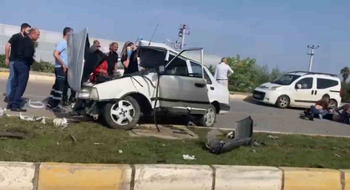 Aydınlatma Direğine Çarpan Otomobil Hurdaya Döndü: 2 Yaralı