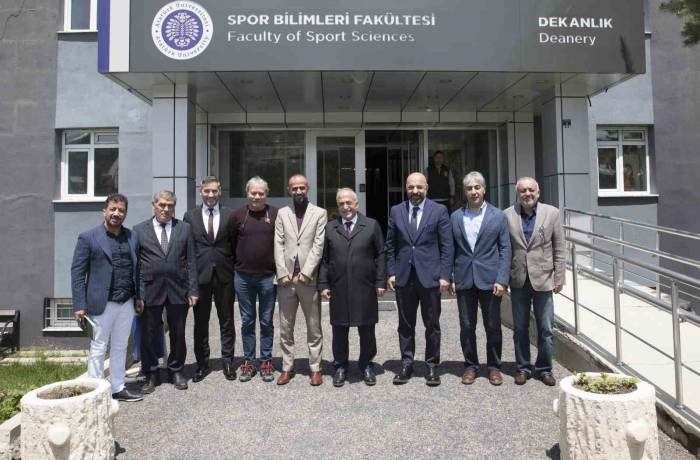 Rektör Çomaklı’dan Spor Bilimleri Ve Eğitim Fakültesi Akademisyenleriyle Bir Araya Geldi