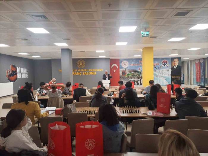 Usta Satranççılar Hamlelerini Şampiyonluk İçin Yapıyor