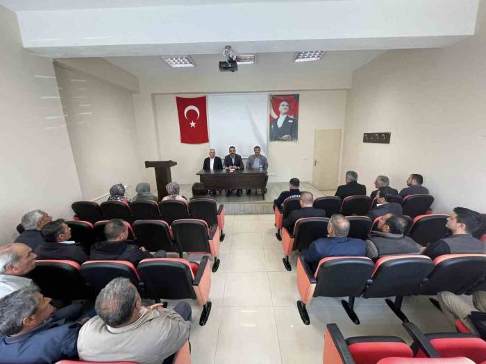 Dumlupınar’da Kaymakam Bozoğlun Muhtarlarla Bir Araya Geldi