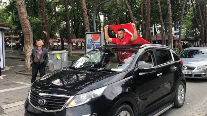 Dünya Birincisi Sporcu Çiçeklerle Karşılandı