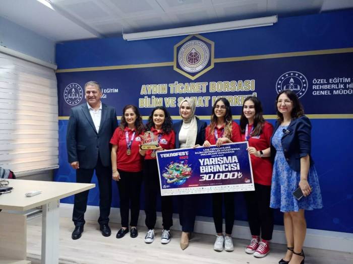 Efeler Kaymakamı Arıkan, Teknofest Birincisi Öğrencilerle Bir Araya Geldi