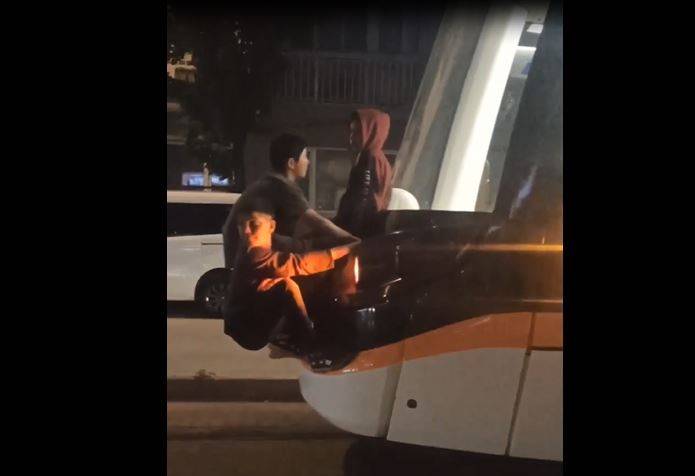 Çocukların Tehlikeli Tramvay Yolculuğu