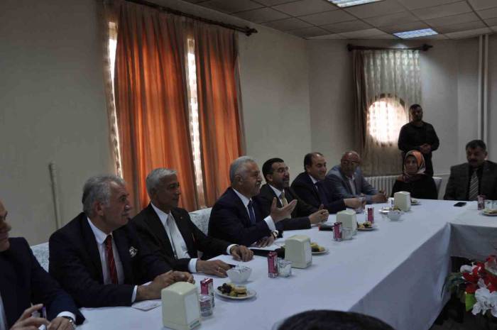 Kars’ta Ak Parti Milletvekilleri Muhtarlarla Buluştu
