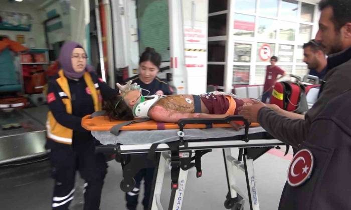 Fotoğraf Çektirmek İçin Vagona Çıkan Çocuğu Elektrik Çarptı: Yaşam Mücadelesi Veriyor