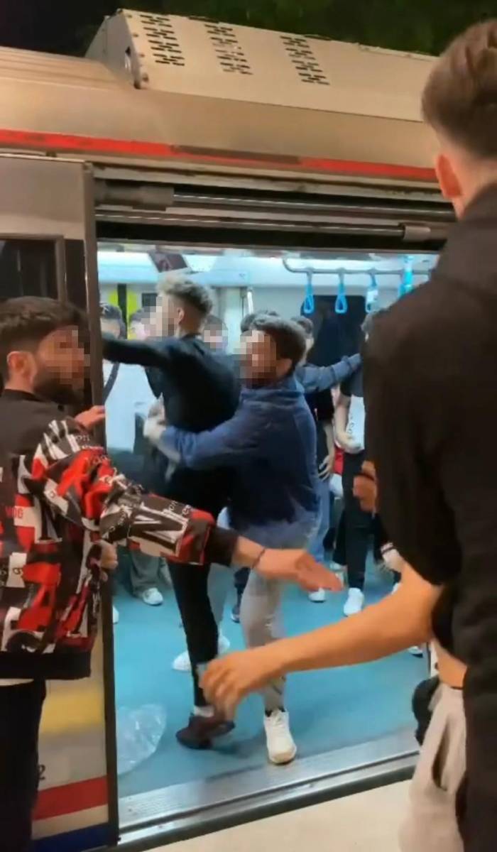 Marmaray’da Tekmeli Yumruklu Kavga