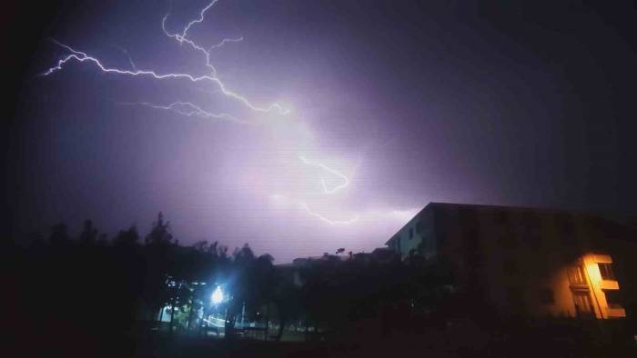 Bingöl’de Şimşekler Geceyi Gündüze Çevirdi