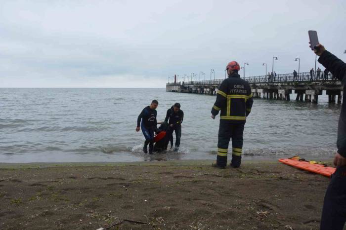 Ordu’da Bunalıma Giren Genç İskeleden Denize Atladı
