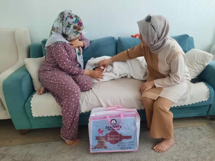 Yeni Doğan Bebekler İlk Hediyelerini Aldı