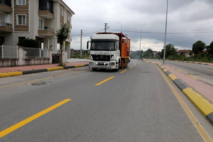 Sakarya’da Bu Yıl 3 Bin 528 Kilometre Yol Çizgisi Asfaltla Buluşacak
