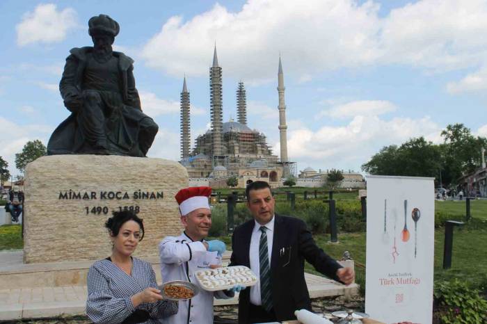 Selimiye’nin Gölgesinde Bademli Kurabiye Yoğruldu