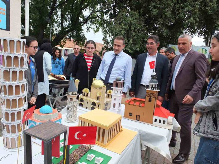 Balıkesir’de 23 Okul Öğrencilerinin Eserleri Sergilendi