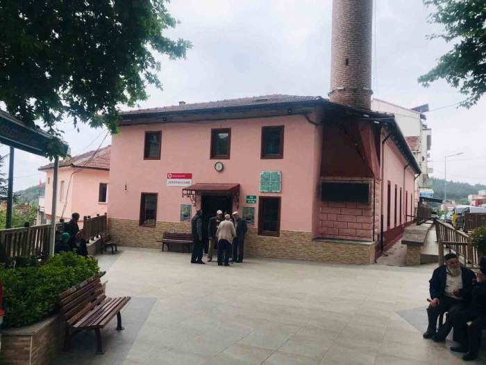 Caminin Sadaka Kutusunu Çaldılar