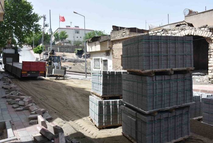 Siirt Belediyesi Kilit Parke Döşeme Ve Kaldırım Yenileme Çalışmalarına Devam Ediyor