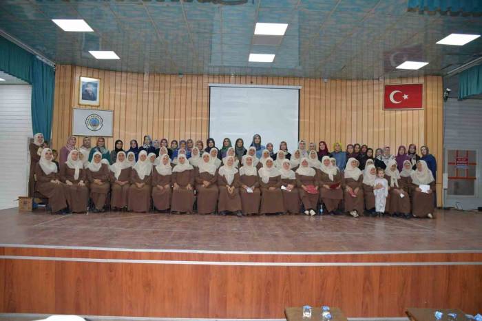 Simav’da Yetişkin Bayanlar Kur’an-ı Kerim’i Öğrenme Ve Hatmetme Heyecanı Yaşadı