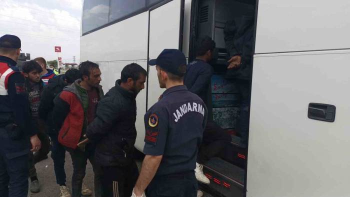 Sivas’ta Tırın Dorsesinden 134 Kaçak Göçmen Çıktı