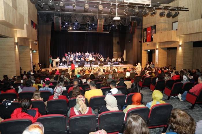 Halk Korosu İlk Konserini Verdi