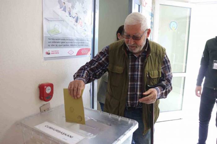 Havaalanında 2. Tur İçin Oylar Atılıyor