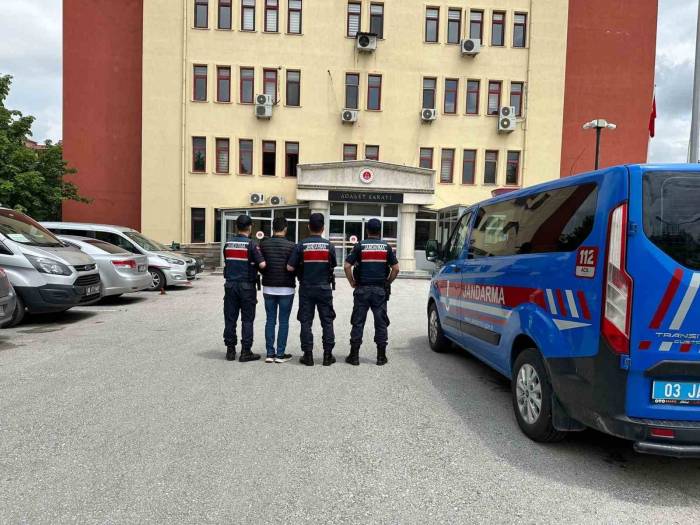 Uyuşturucu Satma Suçundan Aranan Şahıs Uyuşturucu Maddeler İle Yakalandı