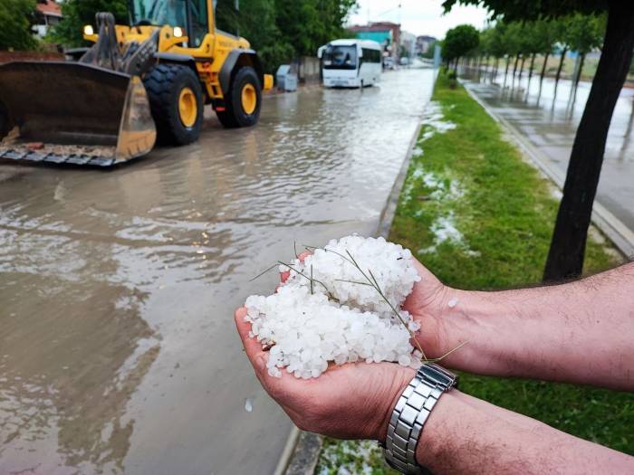 Suluova’da Aniden Bastıran Sağanak Ve Dolu Yolları Göle Çevirdi