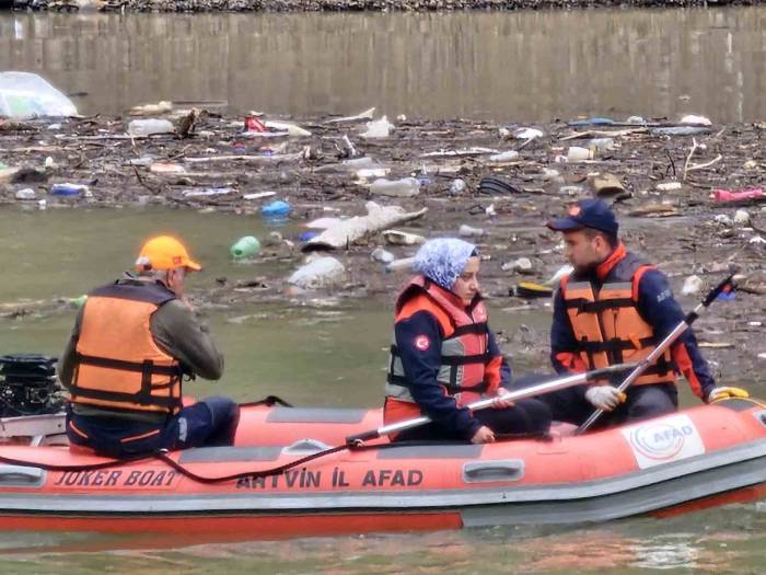 Çoruh Nehrine Düşen Kamyon 3 Gün Sonra Çıkartıldı, Kayıp Sürücüyü İse Arama Çalışmaları Sürüyor