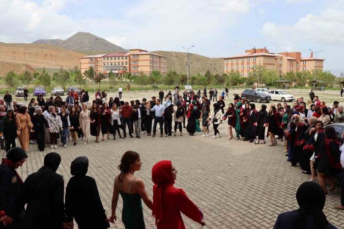Aileleriyle Halay Çekerek Mezuniyeti Kutladılar