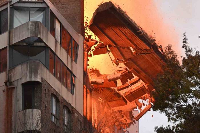 Alevlerin Sardığı Binanın Duvarı Bir Anda Yıkıldı