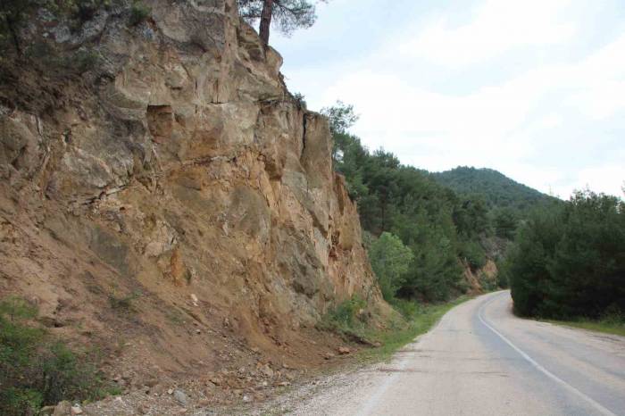 Bilecik-inhisar Karayolunda Yarılan Kaya Parçası Tehlike Saçıyor