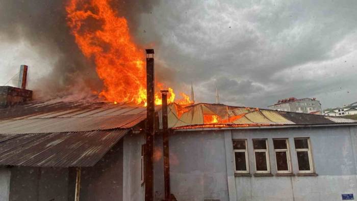 Karlıova’da Pasaj Yangını, Dumanlar Gökyüzünü Kapladı
