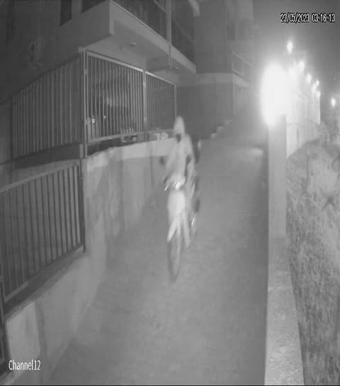 Güvenlik Kameralıyla Dolu Siteye Girip Motosikleti Böyle Çaldı