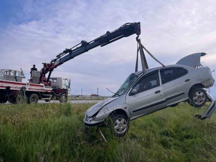 Kontrolden Çıkan Otomobil Tarlaya Devrildi: 2 Yaralı