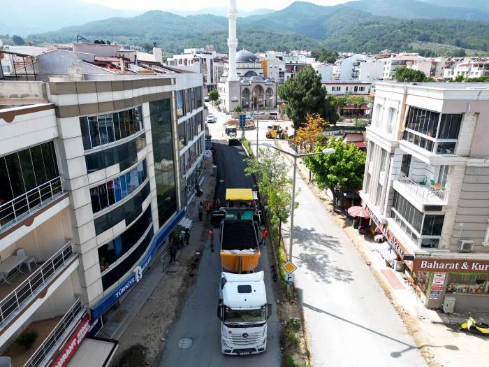 Davutlar Mahallesi’ne 25 Bin Metrekare Sıcak Asfalt