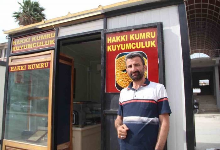 Depremde 13 Akrabasını Ve İş Yerini Kaybetti, 9 Metrekarelik Konteynerde Hayata Tutunuyor