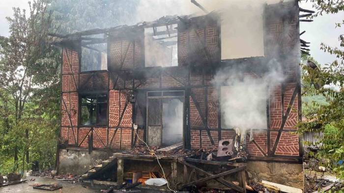 Köy Evi Alevlere Teslim Oldu: 2 Yaralı