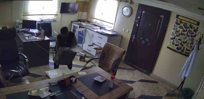 Elazığ’da Ofis Malzemesi Çalan Şüpheli Kameralara Yakalandı