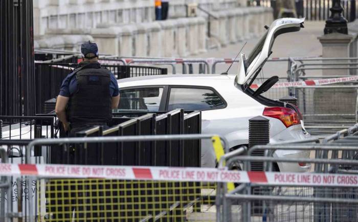 İngiltere’de Başbakanlık Ofisi’nin Bulunduğu Caddenin Kapısına Araç Çarptı