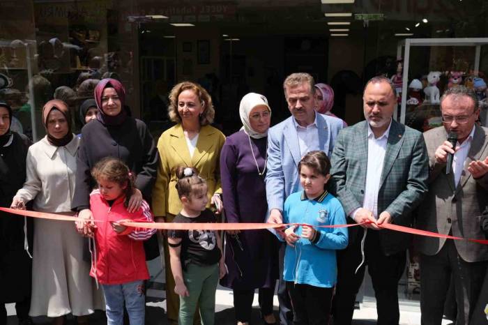 Gaziosmanpaşa’da Kadınların El Emeği Ürünlerinin Satıldığı 3’üncü Ofis Açıldı
