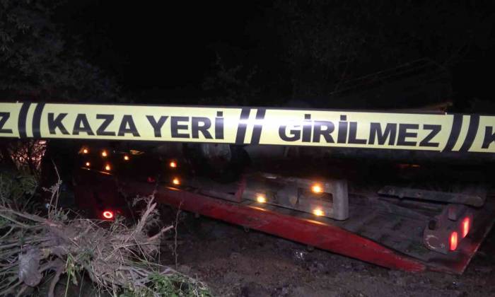 Kontrolden Çıkan Çekici Şarampole Devrilip Hurdaya Döndü: 2 Ağır Yaralı