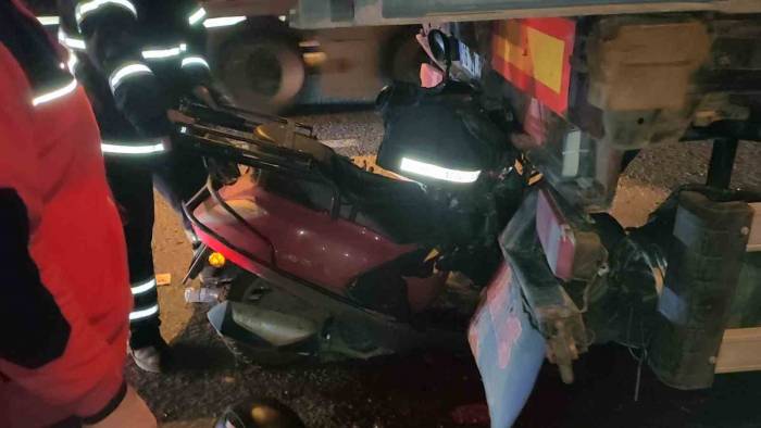 Motosiklet Tıra Ok Gibi Saplandı: Motokurye Hayatını Kaybetti