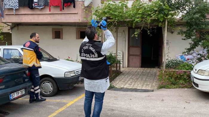 Kötü Koku İhbarının Yapıldığı Evde Ölü Bulundu