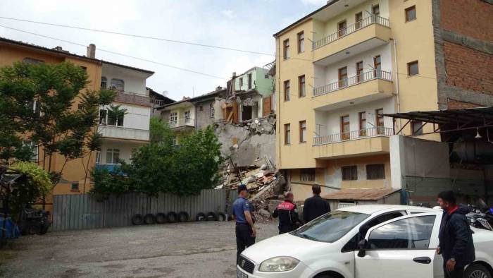 "hasarlı Bina Çöktü" İhbarı Polisi Alarma Geçirdi