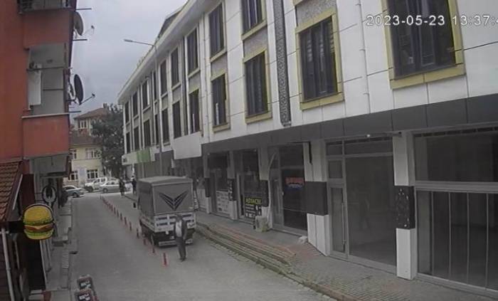Emekli Öğretmenin Kamyonun Altında Kaldığı Anlar Kamerada