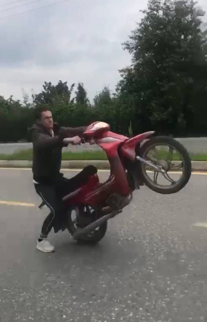 Motosikletli Gencin Tehlikeli Oyunu Kamerada