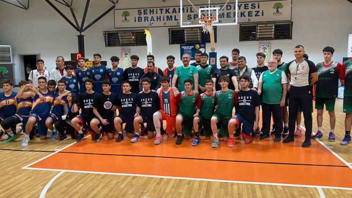 Eski Adalet Bakanı Gül Gençlere Taş Çıkarttı