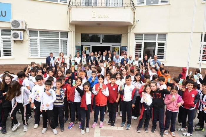 Okullarda Öğrencilere Süt İkram Edildi