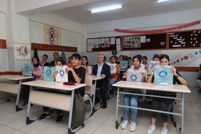 Tahmazoğlu’ndan Öğrencilere 120 Bin Tişört