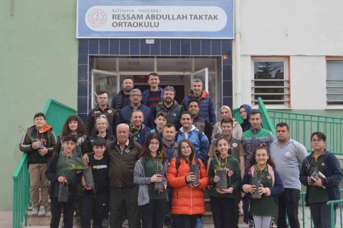Tavşanlı’da Ressam Abdullah Taktak Ortaokulu Öğrencileri Fidanlarla Buluştu